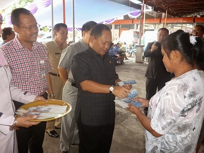 Wagub Salurkan Bansos PKH Kepada 605 Keluarga Miskin